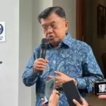 Mantan wapres, Jusuf Kalla (JK) usai menerima kunjungan silaturahmi dari sejumlah tokoh yang tergabung dalam Gerakan Nurani Bangsa (GNB) di kediamannya Jalan Brawijaya No 6 Kebayoran Baru, Jakarta Selatan, Rabu (7/2/2024). FOTO/MPI