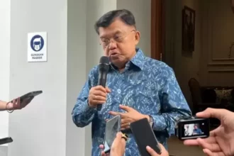 Mantan wapres, Jusuf Kalla (JK) usai menerima kunjungan silaturahmi dari sejumlah tokoh yang tergabung dalam Gerakan Nurani Bangsa (GNB) di kediamannya Jalan Brawijaya No 6 Kebayoran Baru, Jakarta Selatan, Rabu (7/2/2024). FOTO/MPI