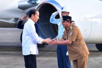 Presiden Joko Widodo disambut Pj Gubernur Sulses, Bahtiar, saat tiba di Bandara Internasional Sultan Hasanuddin, Kabupaten Maros, Provinsi Sulawesi Selatan, Rabu, 21 Februari 2024, sekira pukul 17.30 WITA. Foto: Ist