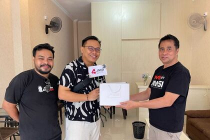Ketua DPD JMSI Kaltim, Muhammad Sukri (kiri) memberi amanah kepada Bayu Surya Gandamana (kanan) memimpin DPC JMSI Kukar.(Dok: Ist)