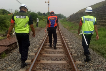 Petugas PT Kereta Api Indonesia (Persero) berpatroli menyusuri jalur kereta api. Foto: KAI