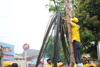 Sejumlah petugas Satgas kuning saat menertibkan kabel udara di kawasan Jalan Pahlawan Revolusi, Pondok Bambu, Duren Sawit, Jakarta Timur, beberapa waktu lalu. Hingga kini petugas terus menertibkan kabel semrawut yang sewaktu-waktu dapat membahayakan pengguna jalan. Foto: Ist