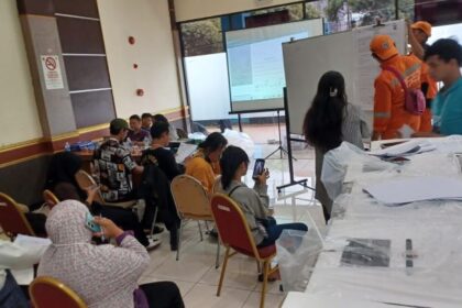 Sejumlah petugas panitia pemungutan suara (PPS) saat melakukan penghitungan surat suara sementara bersama perwakilan partai politik di Gelanggang Remaja Pulogadung, Kelurahan Rawamangun, Jakarta Timur, Minggu (18/2). Foto: Joesvicar Iqbal/Dok/ipol.id