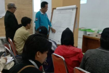 Proses rekapitulasi suara yang dilakukan di salah satu Kecamatan di Jakarta baru-baru ini.(foto sofian/ipol.id)