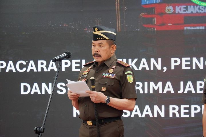 Jaksa Agung ST Burhanuddin di sela-sela pelantikan Ketut Sumedana sebagai Kepala Kejaksaan Tinggi Bali dan R Narendra Jatna sebagai Kepala Kejaksaan Tinggi DKI Jakarta di Kejaksaan Agung, Jakarta, Selasa (6/2/2024). Foto: Puspenkum Kejaksaan Agung