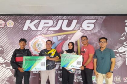 BPJS Ketenagakerjaan Kantor Cabang Jakarta Menara Jamsostek menyerahkan kartu kepesertaan program Jaminan Sosial Ketenagakerjaan (Jamsostek) simbolis dalam even pertandingan Kejuaraan Pencak Silat Pelajar Jakarta Utara ke VI.