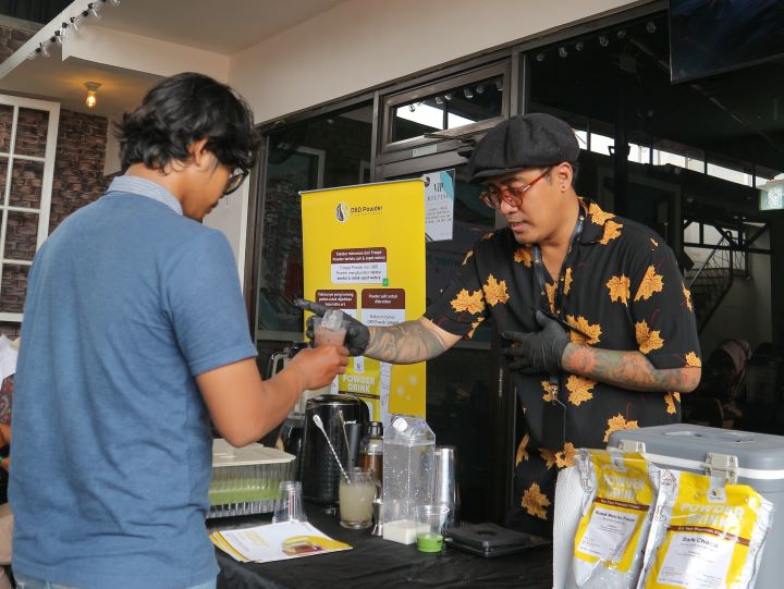 Usaha minuman terus berkembang dan menjadi salah satu pilihan utama bagi orang yang ingin membuka usaha, mulai dari Booth Franchise,Kedai hingga Coffeeshop.