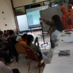 Sejumlah panitia pemungutan suara (PPS) melakukan penghitungan surat suara sementara bersama perwakilan partai politik di Gelanggang Remaja Pulogadung, Kelurahan Rawamangun, Jakarta Timur. Foto: Dok/ipol.id