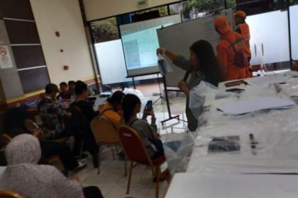Sejumlah panitia pemungutan suara (PPS) melakukan penghitungan surat suara sementara bersama perwakilan partai politik di Gelanggang Remaja Pulogadung, Kelurahan Rawamangun, Jakarta Timur. Foto: Dok/ipol.id