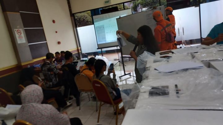 Sejumlah panitia pemungutan suara (PPS) melakukan penghitungan surat suara sementara bersama perwakilan partai politik di Gelanggang Remaja Pulogadung, Kelurahan Rawamangun, Jakarta Timur. Foto: Dok/ipol.id