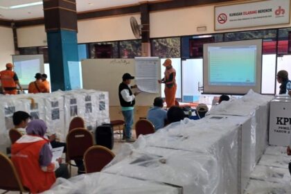 Sejumlah petugas KPU Jakarta Timur dibantu PPSU bersama perwakilan partai politik melakukan penghitungan perolehan suara di wilayah Kecamatan Pulogadung di Gelanggang Remaja Rawamangun, Minggu (18/2). Foto: Joesvicar Iqbal/ipol.id