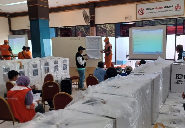 Sejumlah petugas KPU Jakarta Timur dibantu PPSU bersama perwakilan partai politik melakukan penghitungan perolehan suara di wilayah Kecamatan Pulogadung di Gelanggang Remaja Rawamangun, Minggu (18/2). Foto: Joesvicar Iqbal/ipol.id