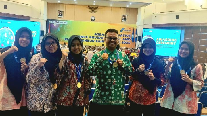 Sebanyak lima siswa Madrasah Aliyah Negeri 4 Jakarta (MAN 4 Jakarta) meraih medali emas dalam kompetisi riset Asean Innovative Science Environmental And Entrepreneur Fair (AISEEF) 2024. Foto: Ist