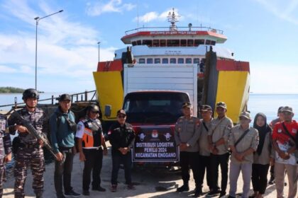 Personel gabungan TNI-Polri terlihat aktif mengawal pendistribusian logistik Pemilu, seperti yang terjadi di Kecamatan Enggano, Bengkulu Utara.