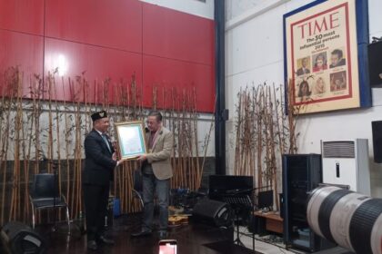 Pendiri Lingkaran Survei Indonesia (LSI) Denny Januar Ali (JA) saat menerima penghargaan dari LEPRID (Lembaga Prestasi Indonesia Dunia), The Legend Award: Ikut Memenangkan Pilpres 5 Kali Berturut-turut di kantor LSI di kawasan Rawamangun, Jakarta Timur, Senin (19/2) siang. Foto: Joesvicar Iqbal/ipol.id