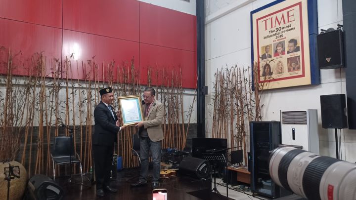 Pendiri Lingkaran Survei Indonesia (LSI) Denny Januar Ali (JA) saat menerima penghargaan dari LEPRID (Lembaga Prestasi Indonesia Dunia), The Legend Award: Ikut Memenangkan Pilpres 5 Kali Berturut-turut di kantor LSI di kawasan Rawamangun, Jakarta Timur, Senin (19/2) siang. Foto: Joesvicar Iqbal/ipol.id