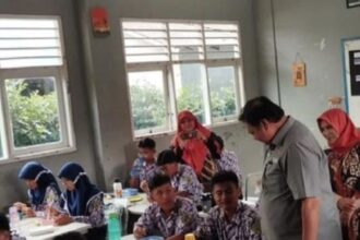 Momen Menteri Koordinator Bidang Perekonomian, Airlangga Hartarto dampingi anak mencoba makan siang gratis. Foto: IG, @abouttng (tangkap layar)