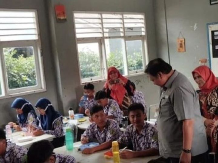 Momen Menteri Koordinator Bidang Perekonomian, Airlangga Hartarto dampingi anak mencoba makan siang gratis. Foto: IG, @abouttng (tangkap layar)