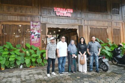 Ketua MPR Bambang Soesatyo mengisi hari pertama minggu tenang Pemilu 2024 dengan menikmati ragam sajian kuliner di rumah makan Bebek Goreng H. Slamet (Asli) Spesial Sambel Korek sekaligus rumah makan Tengkleng Wuenak, yang berada dalam satu kesatuan tempat. Terletak di Jalan Jenderal Sudirman, 182 Bancar, Purbalingga Wetan. Foto: ist