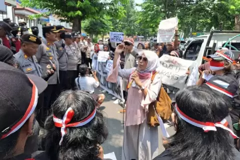 Massa yang menamakan diri Koalisi Masyarakat Sipil Jawa Tengah menggelar demonstrasi di depan Kantor KPU Jateng menuntut Pemilu ulang, Rabu (21/2/2024) siang. Foto/MPI
