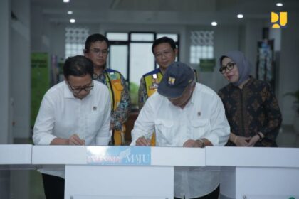 Menteri Pekerjaan Umum dan Perumahan Rakyat (PUPR) Basuki Hadimuljono bersama Menteri Kesehatan Budi Gunadi Sadikin meresmikan Rumah Susun Asrama Mahasiswa Politeknik Kesehatan (Poltekkes) Kementerian Kesehatan (Kemenkes) yang berada di Sleman, Yogyakarta, Rabu (31/1/2024).