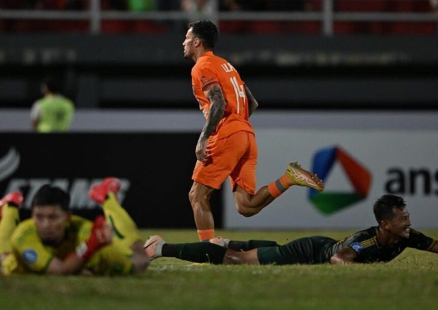 Momen penyerang sayap Borneo FC Stefano Lilipaly saat menjebol gawang Persikabo 1973 di Stadion Segiri, Samarinda pada leg pertama Liga 1 2023-2024. Kedua kesebelasan kembali bentrok, Kamis (22/2) sore ini di Stadion Kapten Dipta, Gianyar, Bali. Foto: Instagram @borneofc.id