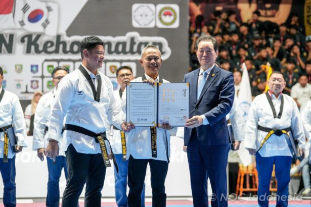Credit: Ketua Umum Komite Olimpiade Indonesia dan Ketua Umum Taekwondo Indonesia mendapakan sabuk kehormatan dari Chairman Kukkiwon, Selasa (27/2).