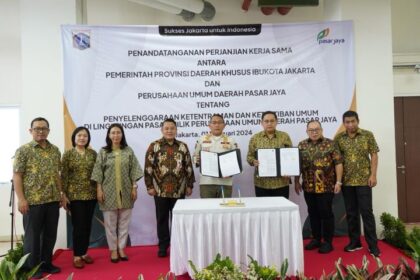 Direktur Utama Perumda Pasar Jaya, Agus Himawan Widiyanto (tengah-kanan) dan Kepala Satuan Polisi Pamong Praja Provinsi DKI Jakarta, Arifin dan jajaran dalam penandatanganan perjanjian kerjasama meningkatkan ketentraman dan ketertiban umum di lingkungan Pasar Jaya di Pasar Rumput, Setiabudi, Jakarta Selatan, Kamis (1/2). Foto: Ist
