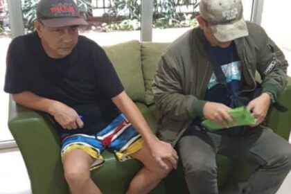 Andi Wello T (kiri)saat diamankan oleh Tim Tangkap Buronan Kejaksaan Agung. Foto: Puspenkum Kejaksaan Agung