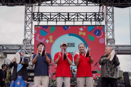 Shinji Teraoka Presiden Direktur, PT Sharp Electronics Indonesia melakukan penanaman pohon di acara Sharp factory 10th year anniversary carnival. Foto: Ist