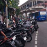 Penampakan parkir liar di sepanjang ruas Jalan Bekasi Barat, Kelurahan Rawa Bunga, Kecamatan Jatinegara, Jakarta Timur, yang dikeluhkan warga, Kamis (1/2). Foto: Ist