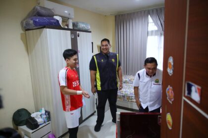 Menteri Pemuda dan Olahraga Republik Indonesia (Menpora RI) Dito Ariotedjo mengunjungi Pelatnas PBSI Cipayung di Jakarta, Rabu (7/2). Kedatangan Menpora Dito untuk memastikan persiapan tim bulu tangkis Indonesia menuju Olimpiade Paris 2024.
