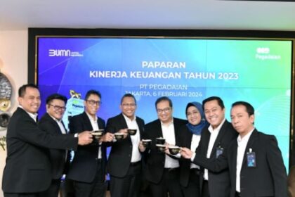 Dirut PT Pegadaian, Damar Latri Setiawan saat bersulang di acara konferensi pers yang digelar di Minitheatre Pegadaian, Jakarta Pusat.(foto dok pegadaian)