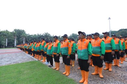 Personel Dinas Operasional (KDO) Suku Dinas Lingkungan Hidup saat inspeksi di Lapangan Kantor Walikota Jakarta Timur, Rabu (21/2). Foto: Ist