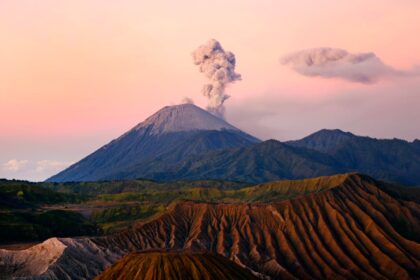 Kawasan Taman Nasional Bromo Tengger Semeru dengan latar belakang letusan Gunung Semeru. Foto" Jeffry Surianto / pexels.