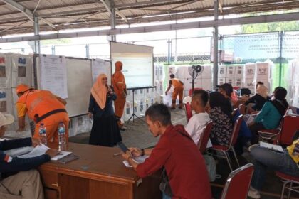 Para anggota panitia pemilihan kecamatan (PPK) dan panitia pemungutan suara (PPS) penyelenggara Pemilihan Umum (Pemilu) 2024 di Kecamatan Kramat Jati, Jakarta Timur, melakukan rekapitulasi penghitungan surat suara, Selasa (20/2). Foto: Ist