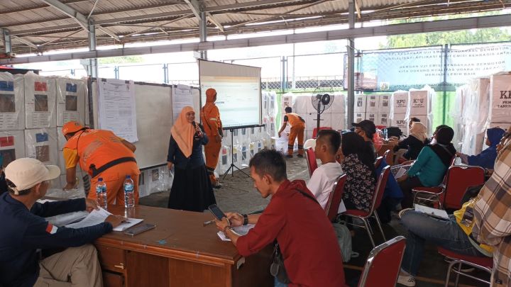 Para anggota panitia pemilihan kecamatan (PPK) dan panitia pemungutan suara (PPS) penyelenggara Pemilihan Umum (Pemilu) 2024 di Kecamatan Kramat Jati, Jakarta Timur, melakukan rekapitulasi penghitungan surat suara, Selasa (20/2). Foto: Ist