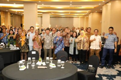 Menaker Ida Fauziyah saat membuka Bimtek Pengupahan Berbasis Produktivitas di Mojokerto, Jawa Timur, Selasa (20/2/2024). Foto: Ist