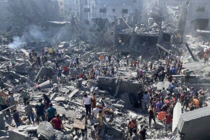 Serangan udara Israel di Kota Rafah, Gaza selatan menewaskan 100 orang. Foto: Youssef Mohammed/TASS