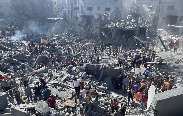 Serangan udara Israel di Kota Rafah, Gaza selatan menewaskan 100 orang. Foto: Youssef Mohammed/TASS