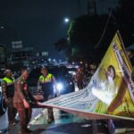 Satuan Polisi Pamong Praja (Satpol PP) Provinsi DKI Jakarta menurunkan alat peraga kampanye (APK) secara serentak di lima wilayah kota dan Kabupaten Kepulauan Seribu.
