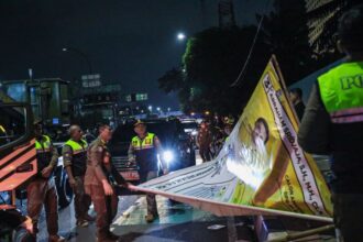 Satuan Polisi Pamong Praja (Satpol PP) Provinsi DKI Jakarta menurunkan alat peraga kampanye (APK) secara serentak di lima wilayah kota dan Kabupaten Kepulauan Seribu.