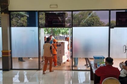 Sejumlah petugas PPSU di Kecamatan Pulogadung, Jakarta Timur, ikut mengawal kotak suara di Gelanggang Remaja Rawamangun, Minggu (18/2). Foto: Joesvicar Iqbal/ipol.id