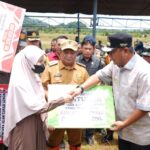 Pj Gubernur Sulawesi Selatan Bahtiar Baharuddin menyerahkan bantuan kepada Pemkab Luwu berupa Bantuan Tanggap Darurat Tanah Longsor dan Bantuan Logistik Buffer Stock Penanganan Tanah Longsor. Foto: Ist