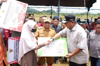 Pj Gubernur Sulawesi Selatan Bahtiar Baharuddin menyerahkan bantuan kepada Pemkab Luwu berupa Bantuan Tanggap Darurat Tanah Longsor dan Bantuan Logistik Buffer Stock Penanganan Tanah Longsor. Foto: Ist