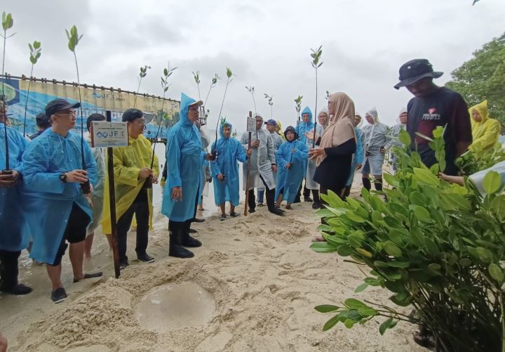 akarta Futures Exchange (JFX) bersama Artha Graha Peduli (AGP) melakukan penanaman 2.500 pohon mangrove di Pulau Sebaru, Kepulauan Seribu-Jakarta.
