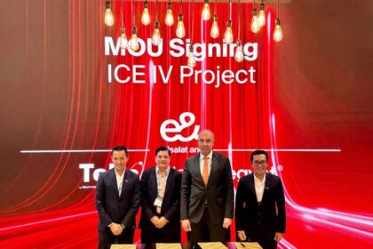 Nabil Baccouche, Group Chief Carrier Wholesale Officer e& (kiri), Seif Mounib, Vice President International and Wholesale Telecom Egypt (kedua dari kanan), dan Budi Satria Dharma Purba, Chief Executive Officer (CEO) Telin (paling kanan) saat penandatanganan MoU Pengembangan SKKL ICE System IV Project di Dubai (7/2/2024). Foto: Telkom Indonesia