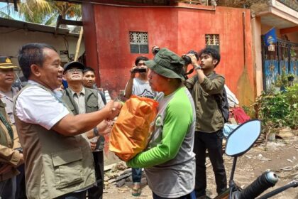 Deputi Bidang Penanganan Darurat Badan Nasional Penanggulangan Bencana (BNPB) Mayjen TNI Fajar Setyawan (baju putih dengan rompi) secara simbolis memberi bantuan penanganan bencana puting beliung kepada warga masyarakat terdampak di Kecamatan Rancaekek, Kabupaten Bandung, Jawa Barat, Jumat (23/2). Foto: BNPB