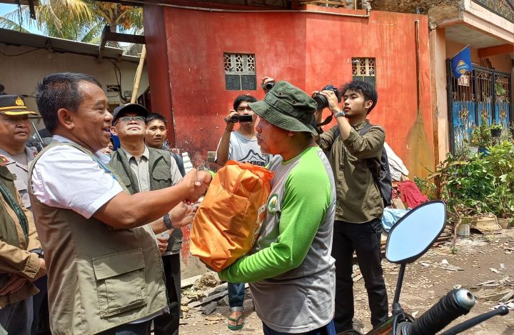 Deputi Bidang Penanganan Darurat Badan Nasional Penanggulangan Bencana (BNPB) Mayjen TNI Fajar Setyawan (baju putih dengan rompi) secara simbolis memberi bantuan penanganan bencana puting beliung kepada warga masyarakat terdampak di Kecamatan Rancaekek, Kabupaten Bandung, Jawa Barat, Jumat (23/2). Foto: BNPB