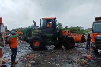 Petugas Kebersihan Sudin Lingkungan Hidup, Kelurahan/Kecamatan Cakung, Jakarta Timur, dengan kendaraan alat berat melakukan pengangkutan sampah yang menumpuk di tempat pembuangan sampah (TPS) liar di Cakung ke dalam truk sampah yang disiapkan, Kamis (29/2). Foto: Ist